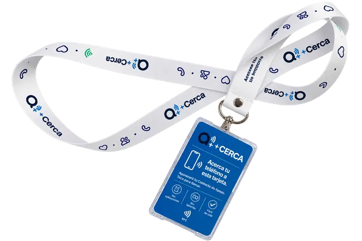 Lanyard blanco con el logo +Cerca y la credencial azul en su portacredencial