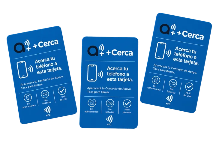 Tres credenciales +Cerca azules con instrucciones para acercar el teléfono
